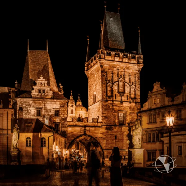 Qué ver en Praga: Puente de Carlos sobre el río Moldava con el Castillo de Praga al fondo, República Checa.