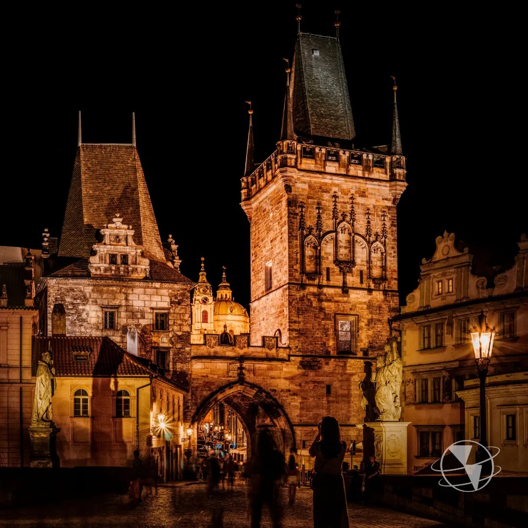 Qué ver en Praga: Puente de Carlos sobre el río Moldava con el Castillo de Praga al fondo, República Checa.