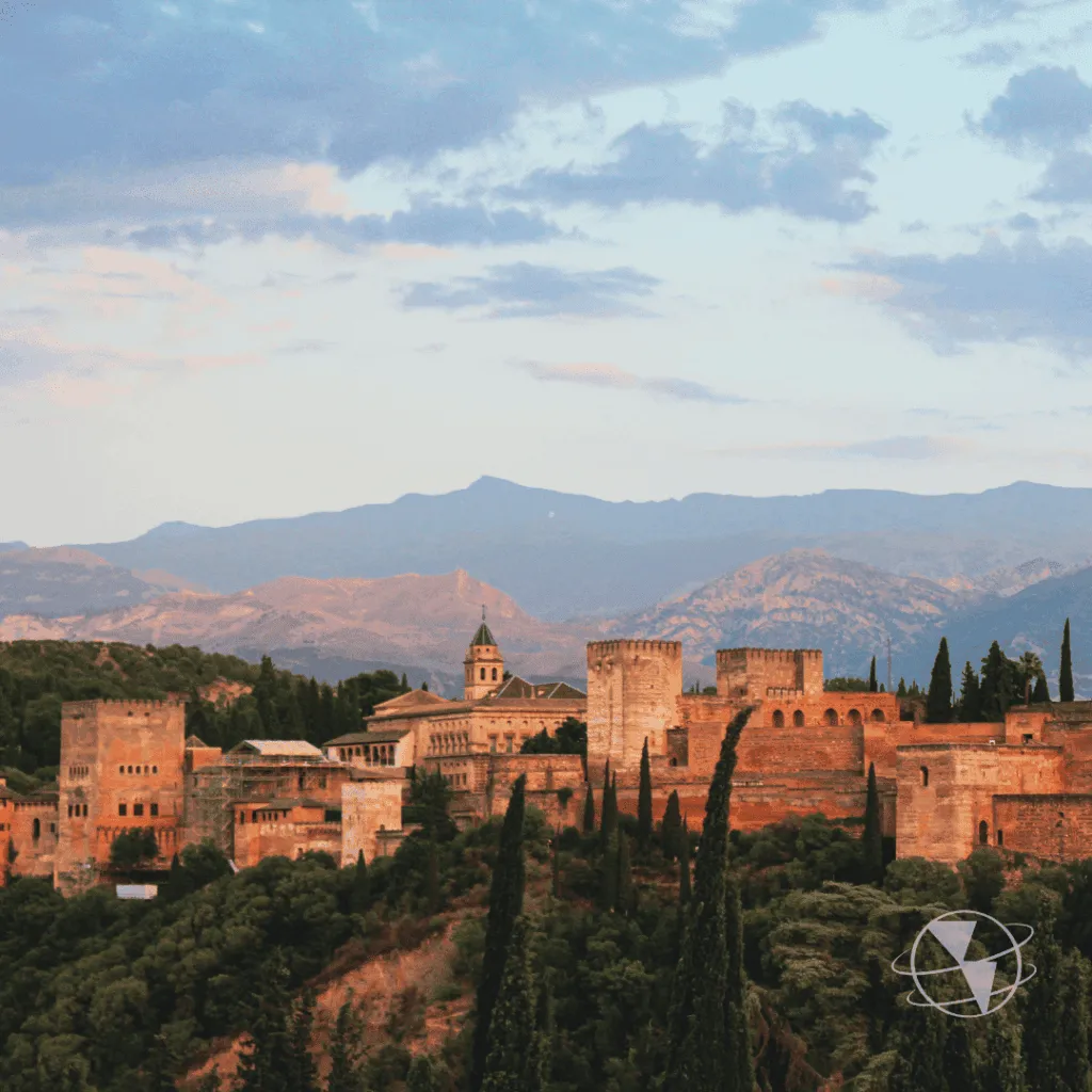 Qué ver en Granada. Vista panorámica de la Alhambra de Granada desde el Albaicín, España.