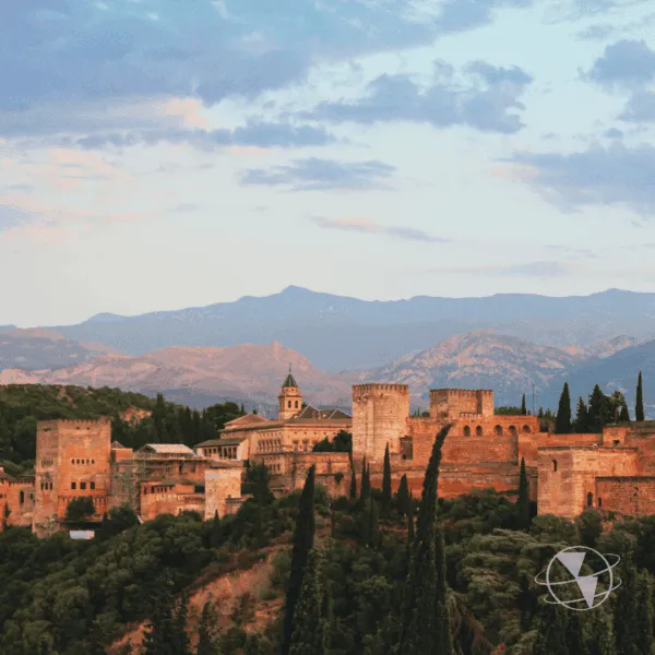 Qué ver en Granada. Vista panorámica de la Alhambra de Granada desde el Albaicín, España.